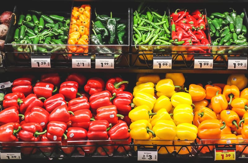 Peperoni sugli scaffali di un supermercato con cartellini del prezzo in dollari visibili