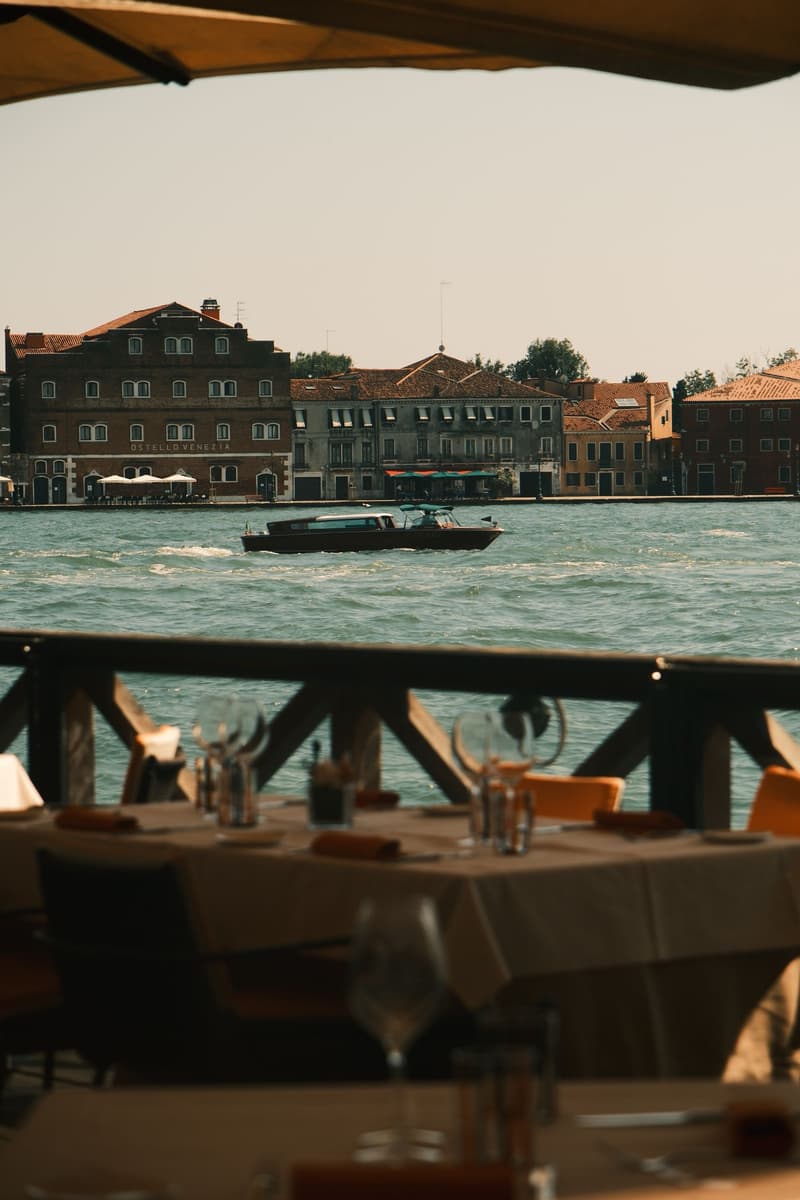 Eine Restaurantterrasse am Kanal gegenüber den Dächern von Giudecca in Venedig