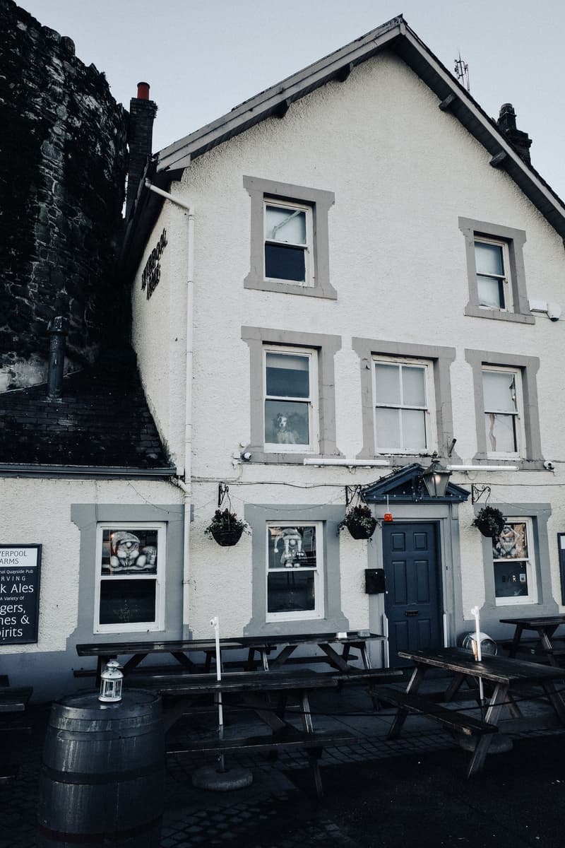 Facciata di un pub tradizionale su una via di Conwy, Galles