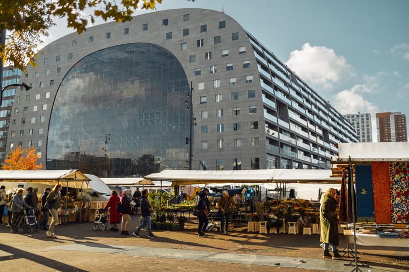 Étals du marché de la Binnenrotte devant le bâtiment en arche du Markthal à Rotterdam