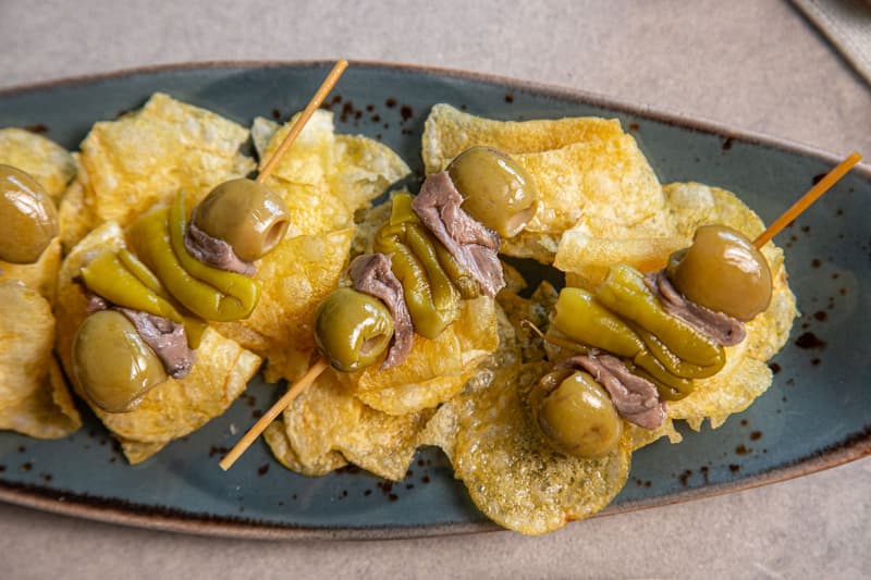Pintxos de gilda con aceitunas, anchoas y guindillas en un palillo