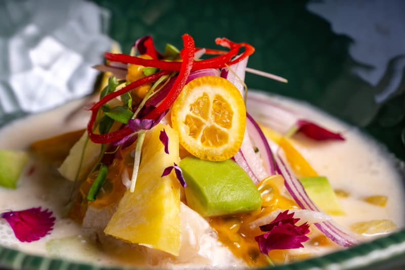 Elegant angerichtetes Ceviche mit Zitrusfrüchten und bunter Garnitur