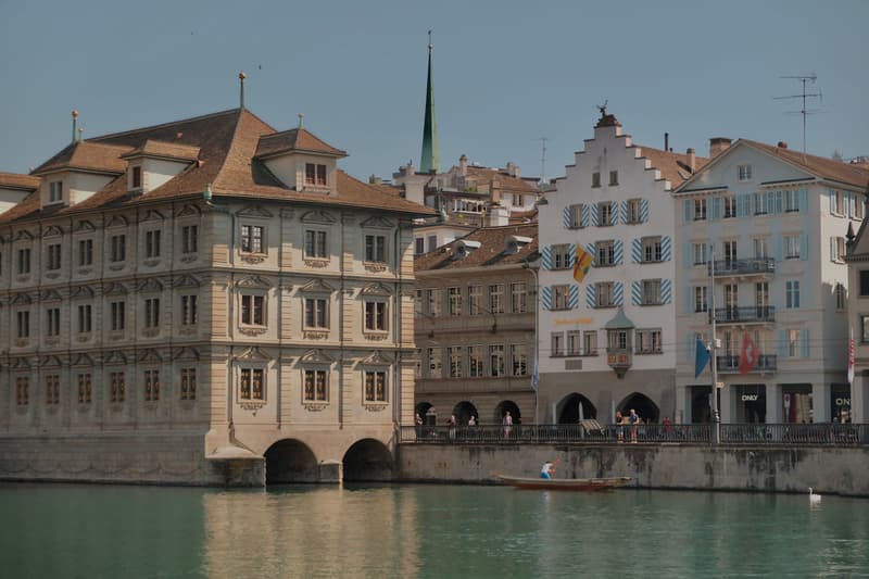 Historische gebouwen in de oude binnenstad van Zürich langs de Limmat