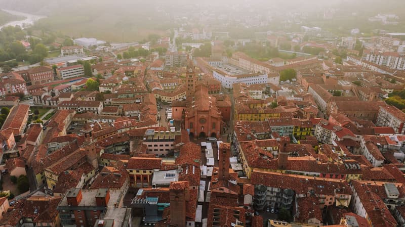 Luftaufnahme der Altstadt von Alba mit der Kathedrale San Lorenzo und dem Marktplatz