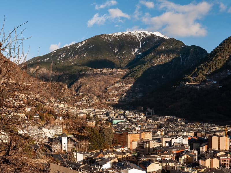 Vue sur les toits d'Andorre-la-Vieille avec une montagne enneigée en arrière-plan
