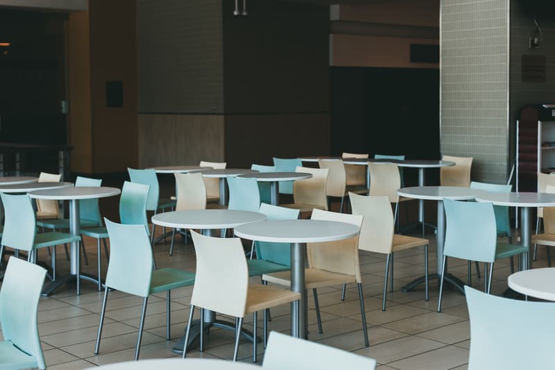 Tables et chaises vides dans une salle à manger australienne tranquille