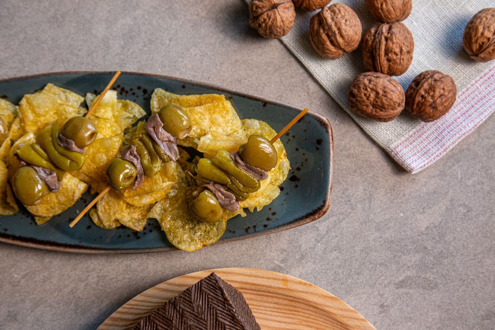 Baskische pintxos met olijven, ansjovis en pepers op een schaal
