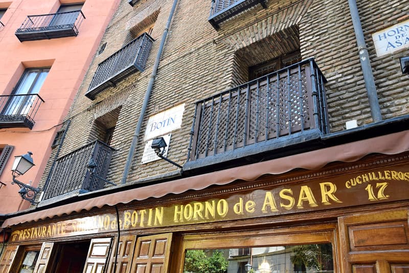 La façade de brique et la devanture en bois peint de Sobrino de Botín, calle de Cuchilleros