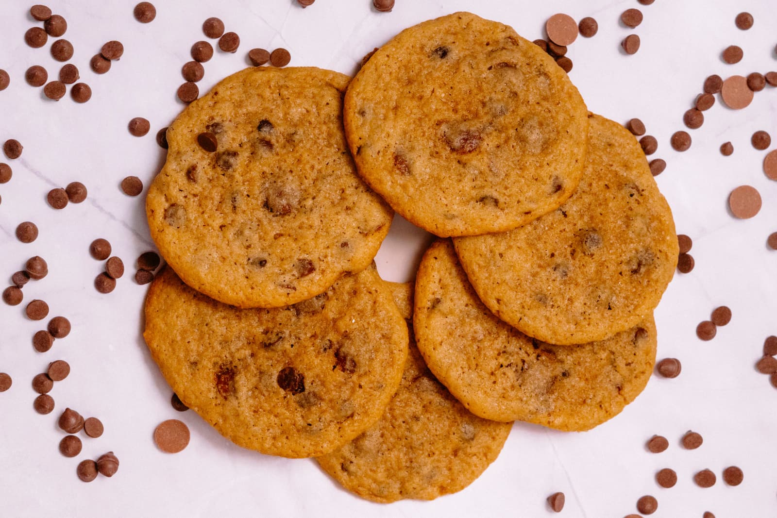 Bovenaanzicht van versgebakken chocoladekoekjes met chocoladestukjes