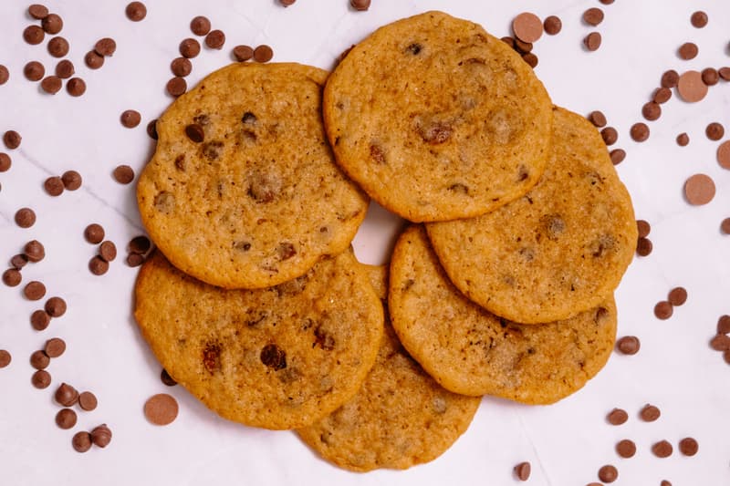 Vista cenital de galletas con pepitas de chocolate recién horneadas