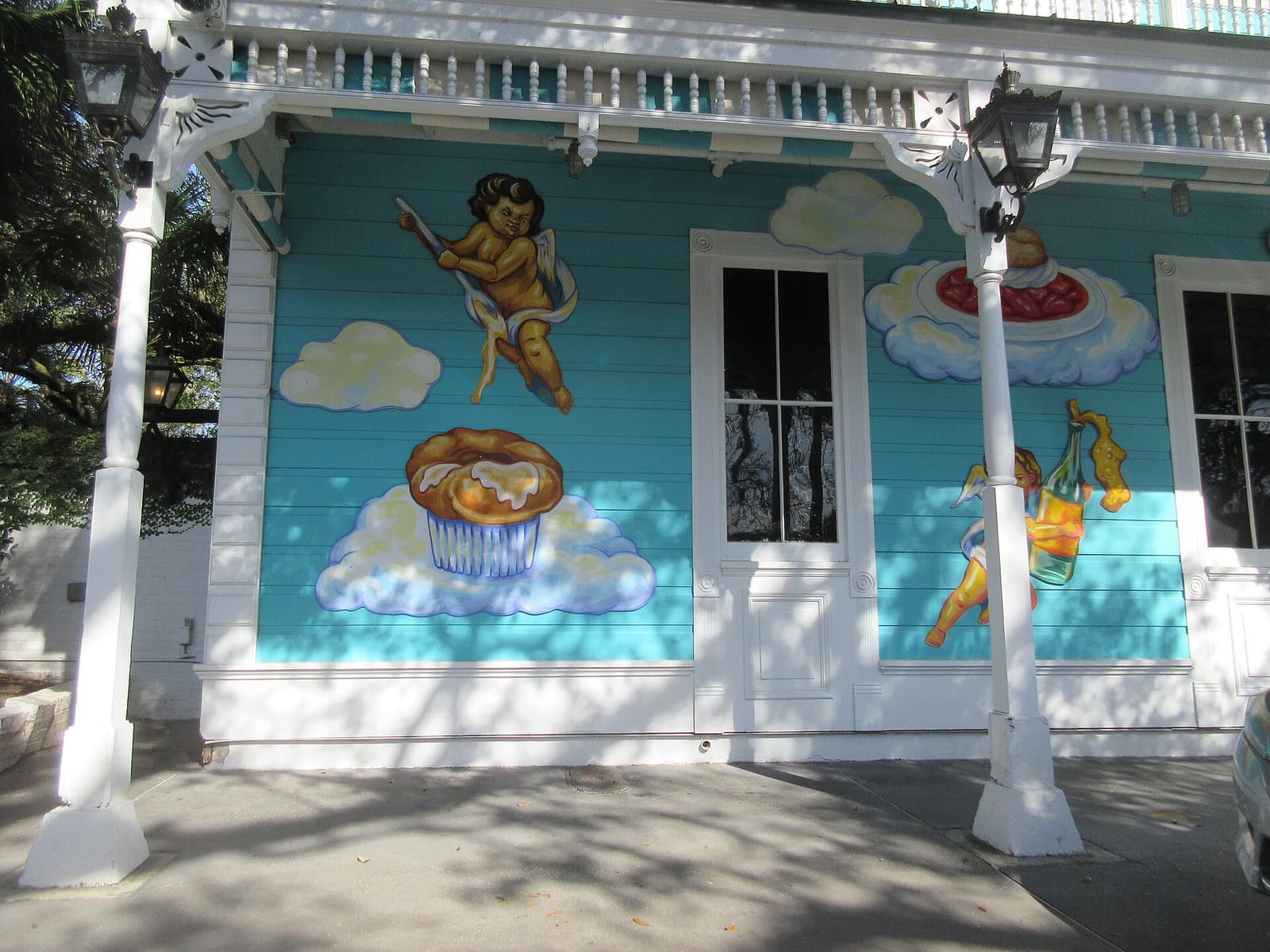 Türkis-weiße Fassade von Commander's Palace im Garden District von New Orleans, bemalt mit Putten und Desserts
