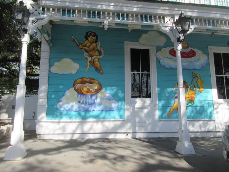 Façade turquoise et blanche du Commander's Palace dans le Garden District de La Nouvelle-Orléans, peinte d'angelots et de desserts