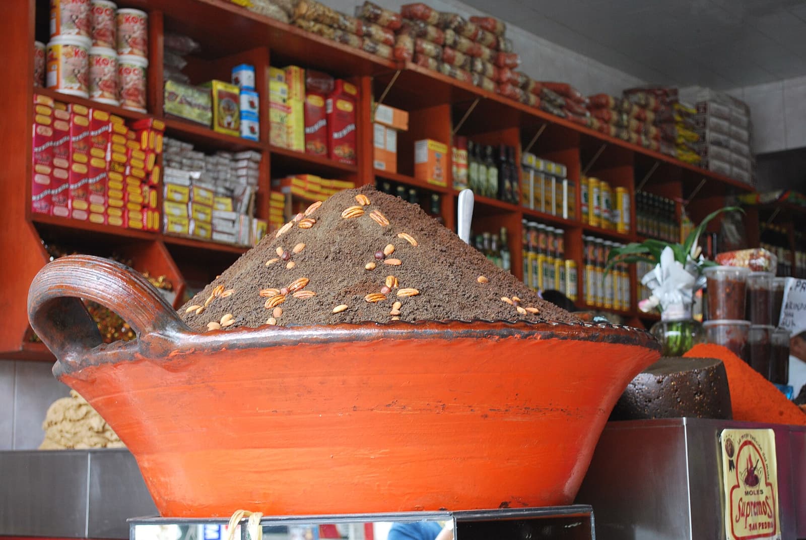 Cazuela en terre cuite remplie de pâte de mole aux amandes à San Pedro Atocpan