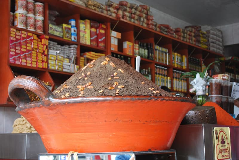 Cazuela de barro colmada de pasta de mole con almendras en San Pedro Atocpan