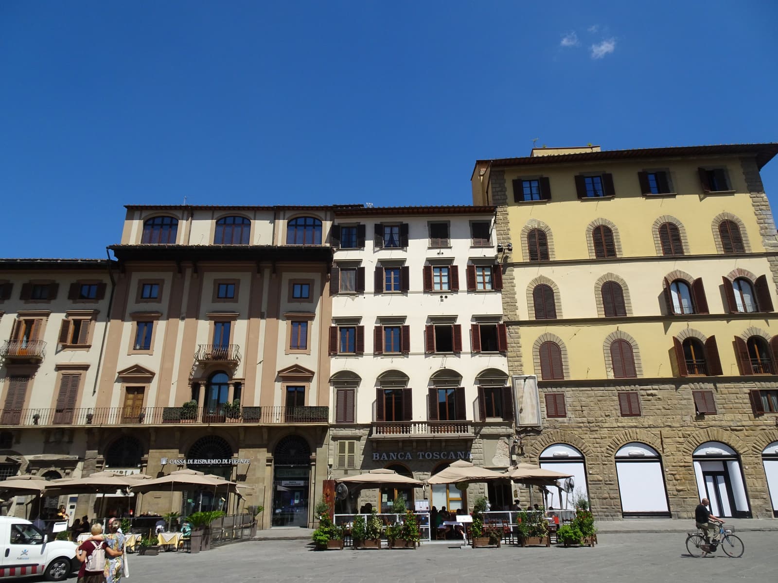 Historische cafeterrassen en gevels op een zonnig plein in Florence