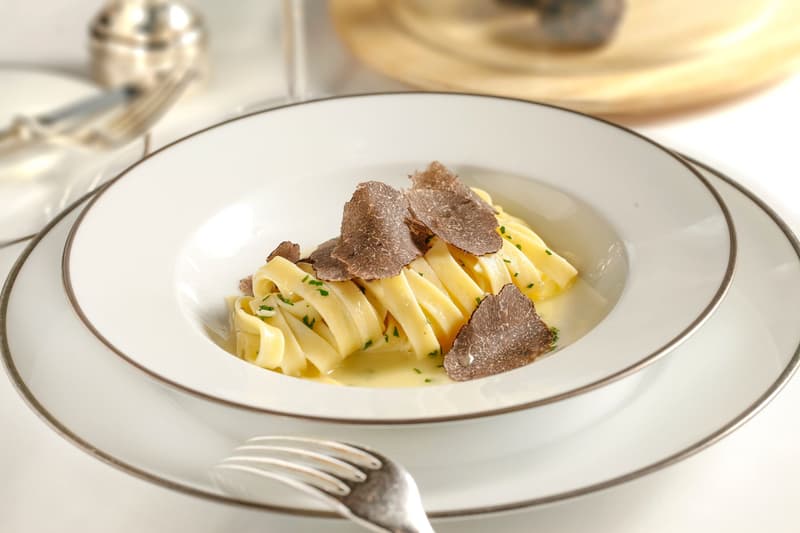 Pasta a nastro ricoperta da generose scaglie di tartufo istriano