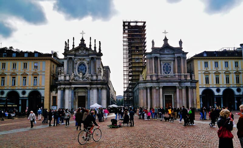 Deux églises baroques sur la piazza San Carlo à Turin, des passants sur les pavés