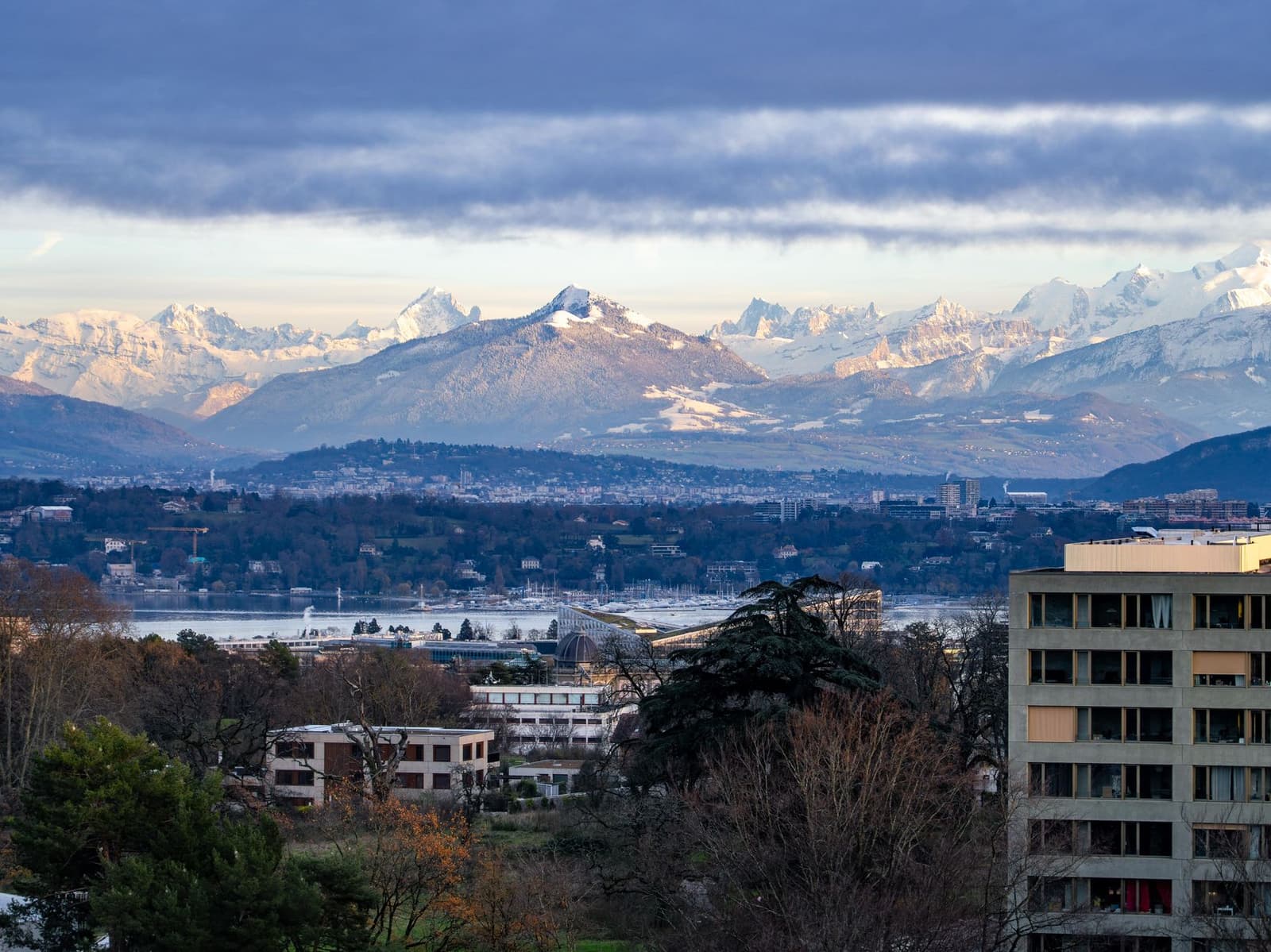 Skyline von Genf am See mit den Alpen im Hintergrund