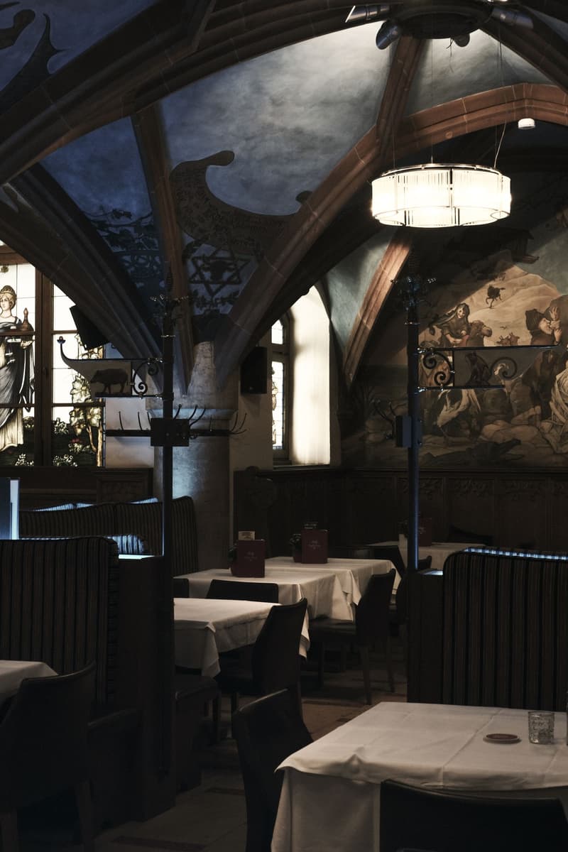 Gewölbter Gastraum mit weißen Tischdecken in einem traditionellen deutschen Restaurant