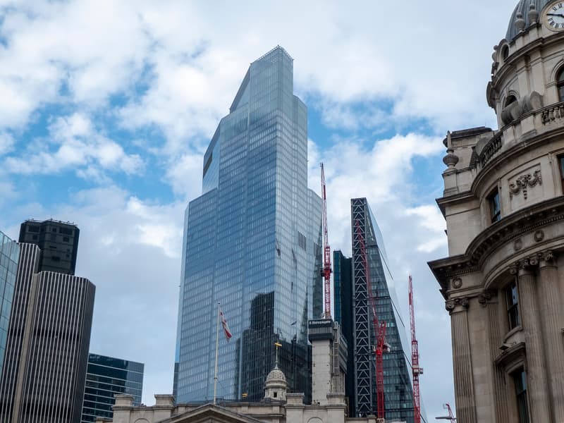 Tour de verre de 22 Bishopsgate au-dessus d'immeubles en pierre et de grues dans la City de Londres