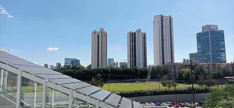 Torri residenziali e per uffici sopra gli alberi nello skyline di Guadalajara, con cielo sereno