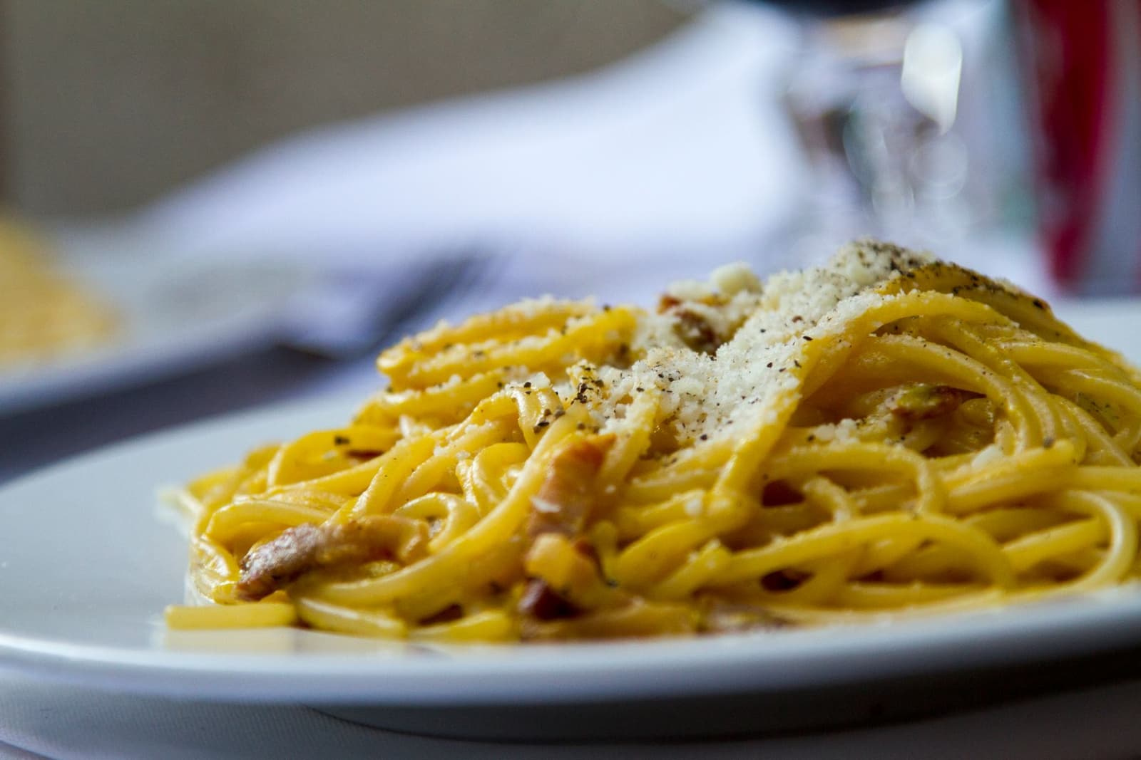 Plato de espaguetis servido en una mesa de un restaurante italiano