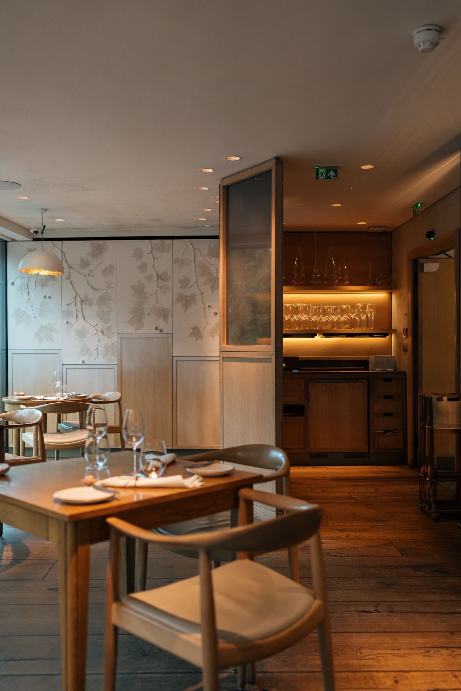 Un elegante comedor de restaurante londinense con paneles de madera y mesas puestas