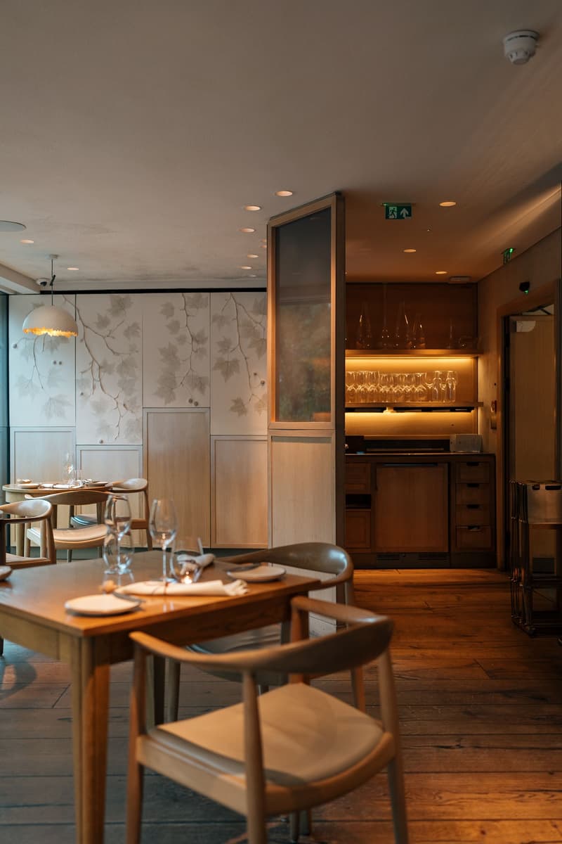 Een elegante Londense restaurantzaal met houten lambrisering en gedekte tafels