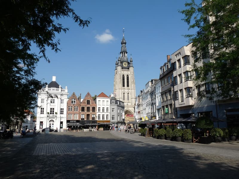 Der Grote Markt von Kortrijk mit Terrassen und dem Turm der Sankt-Martins-Kirche