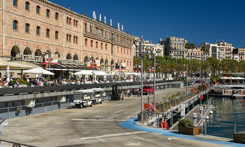 Restaurantterrassen unter den Backsteinarkaden des Palau de Mar am Kai von Port Vell