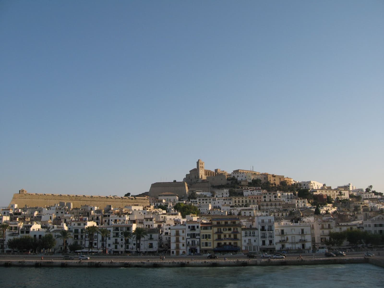 Casas blancas de la ciudad de Ibiza subiendo desde el puerto hasta la catedral