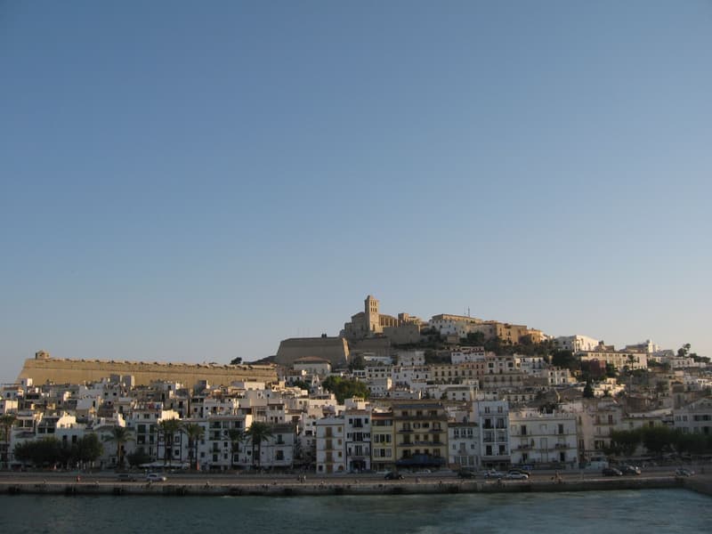 Witte huizen van Ibiza-stad die vanaf de haven oplopen naar de kathedraal
