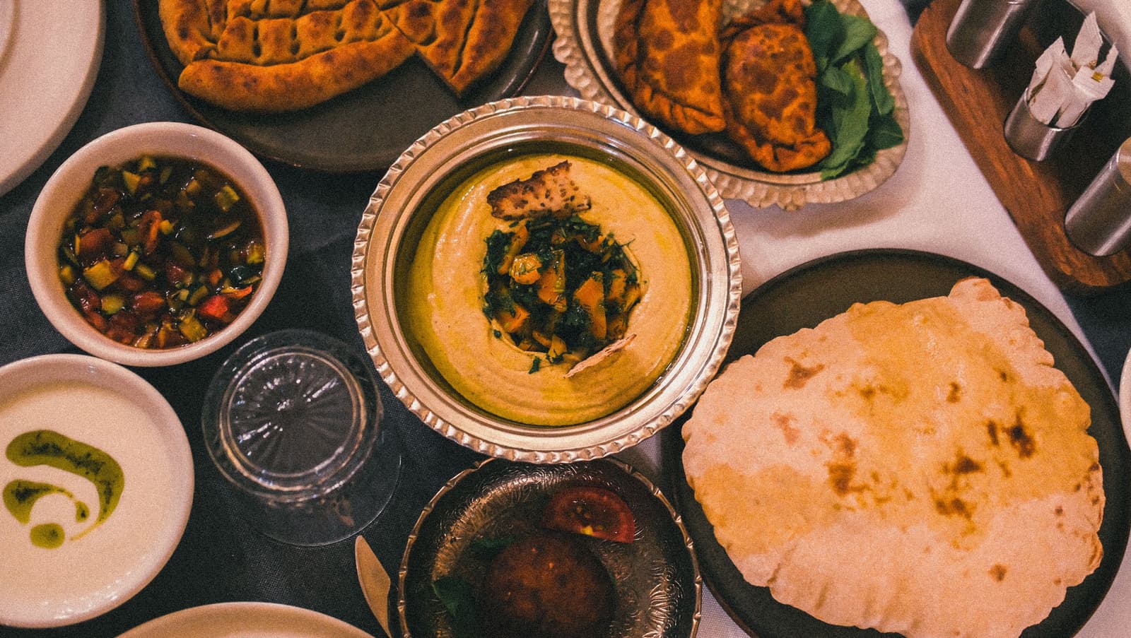 Mezzetafel met hummus en platbrood in een restaurant