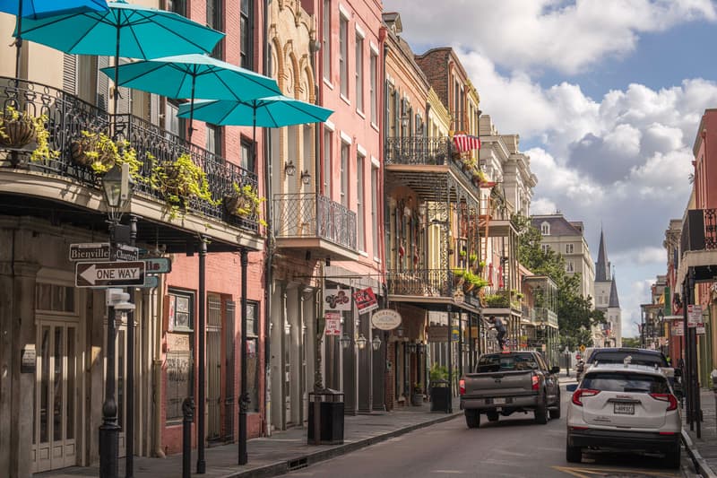Balconi in ferro battuto su una strada del Quartiere Francese di New Orleans