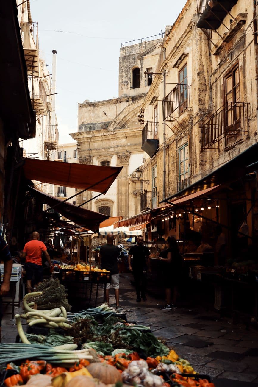 Puestos de mercado callejero en una calle estrecha de Palermo, Sicilia