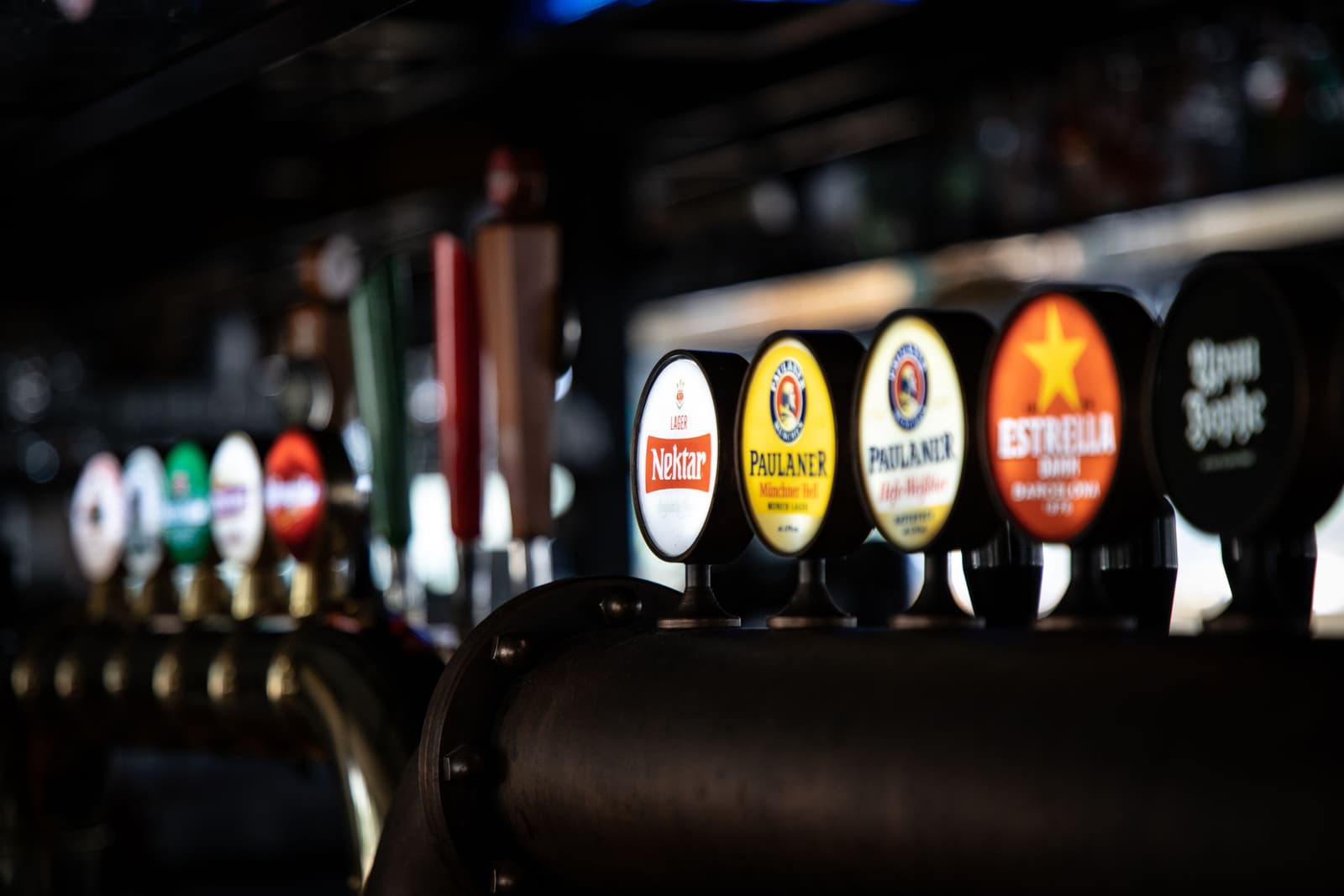 Fila de grifos de cerveza en la barra de un pub