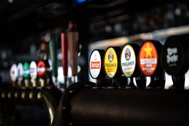 Rij biertaps achter de bar van een Britse pub