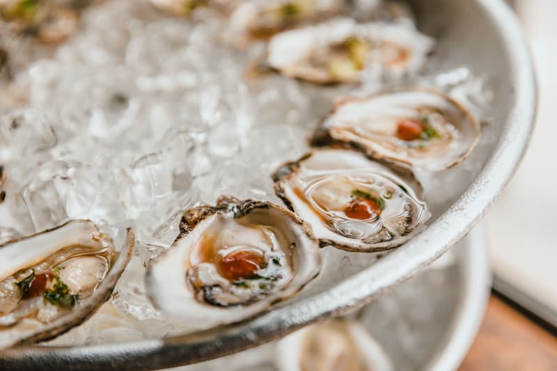 Verse oesters op gestampt ijs aan een restaurantbar