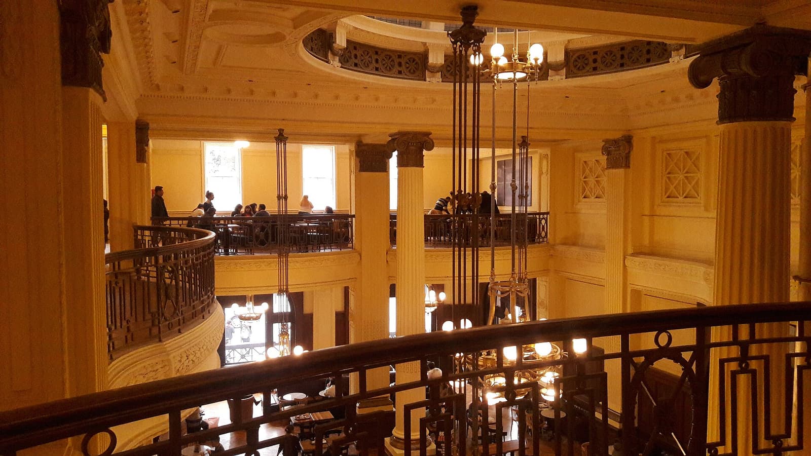 Café sur deux niveaux, colonnes et lustres, dans la gare de Retiro à Buenos Aires