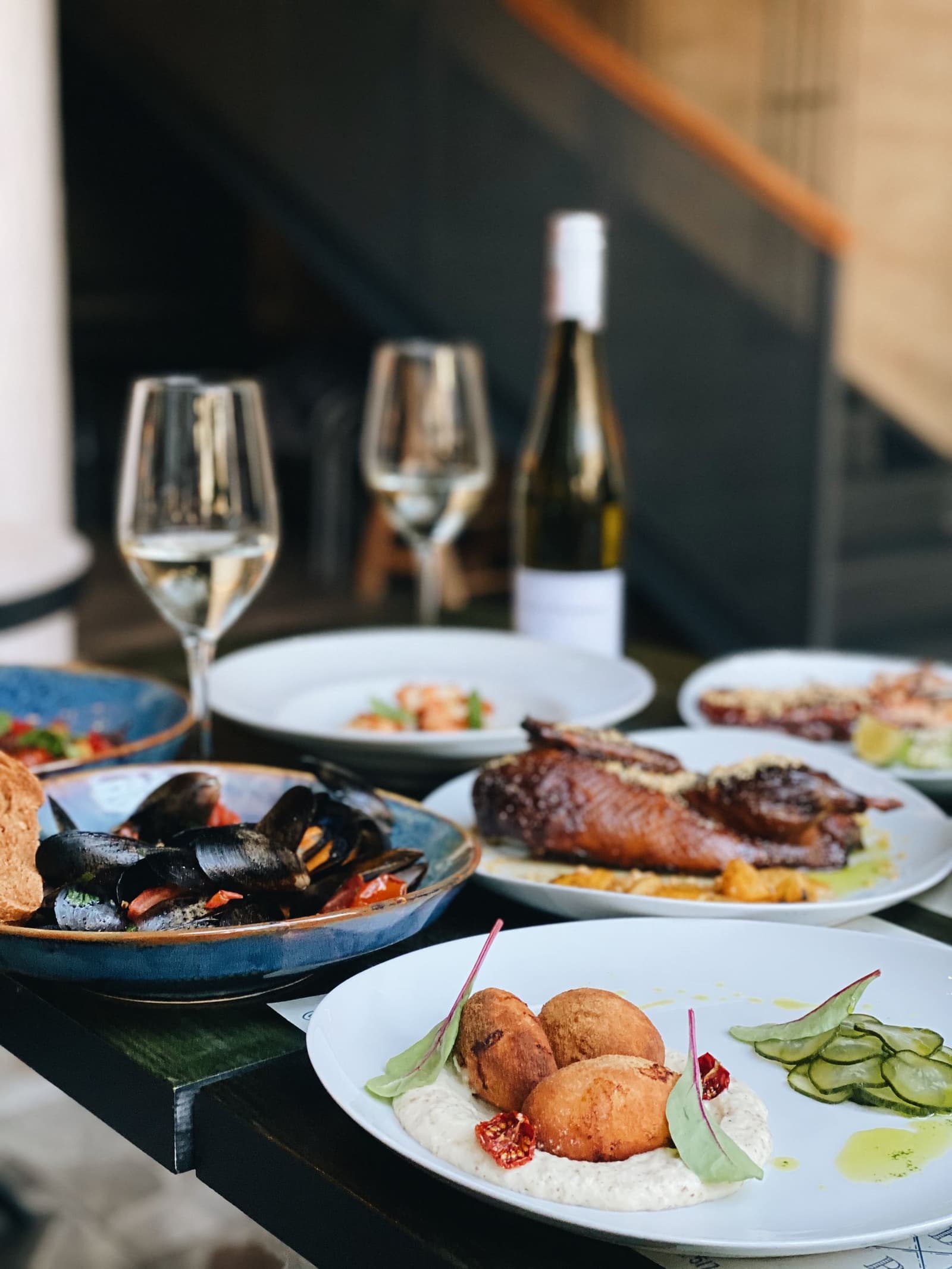 Meeresfrüchteteller und Weißweingläser gedeckt für ein Dinner in Reykjavik
