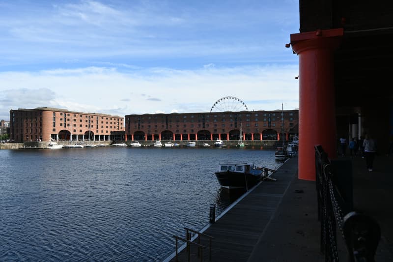 Historische rote viktorianische Backstein-Lagerhäuser am Wasser von Liverpools Hafenpromenade
