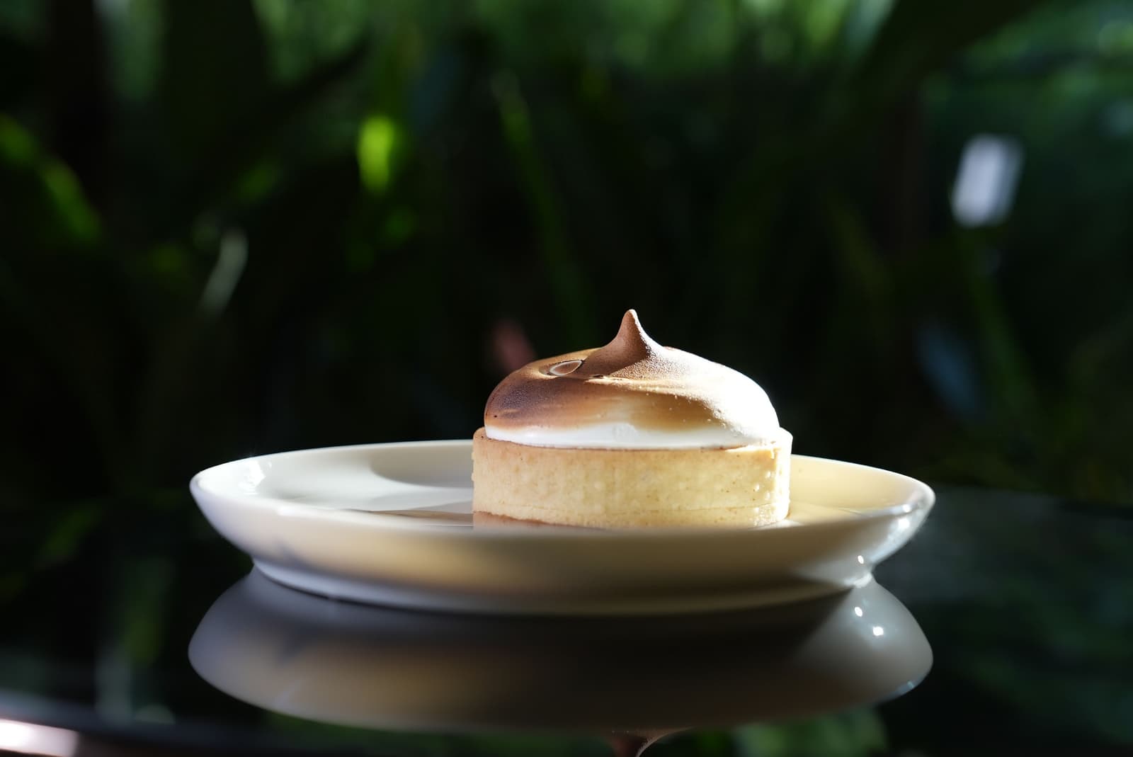 Postre de merengue tostado espolvoreado con canela en una copa