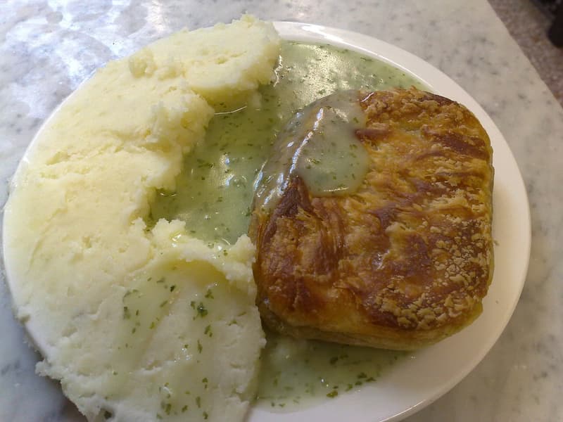 Pie, purè di patate e salsa verde al prezzemolo in un piatto da M. Manze