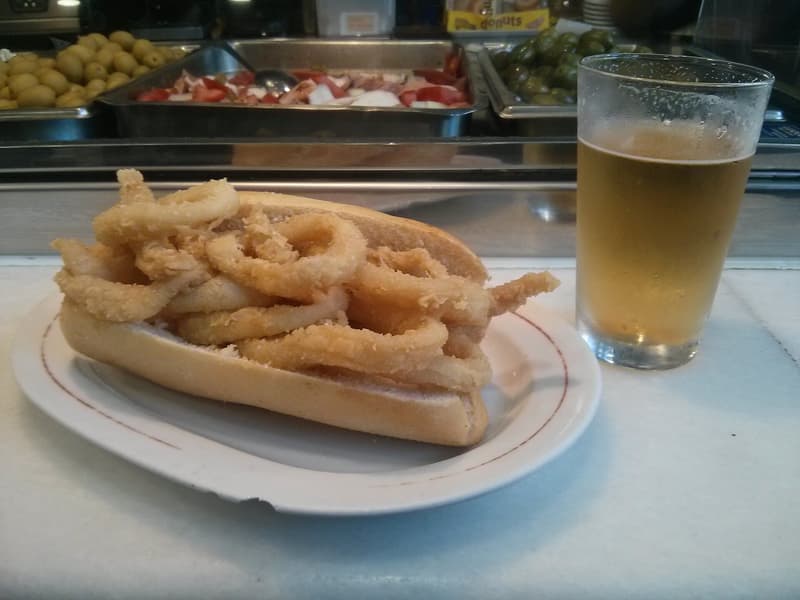 Ein Bocadillo de calamares und ein Glas Bier auf dem Tresen einer Bar in Madrid