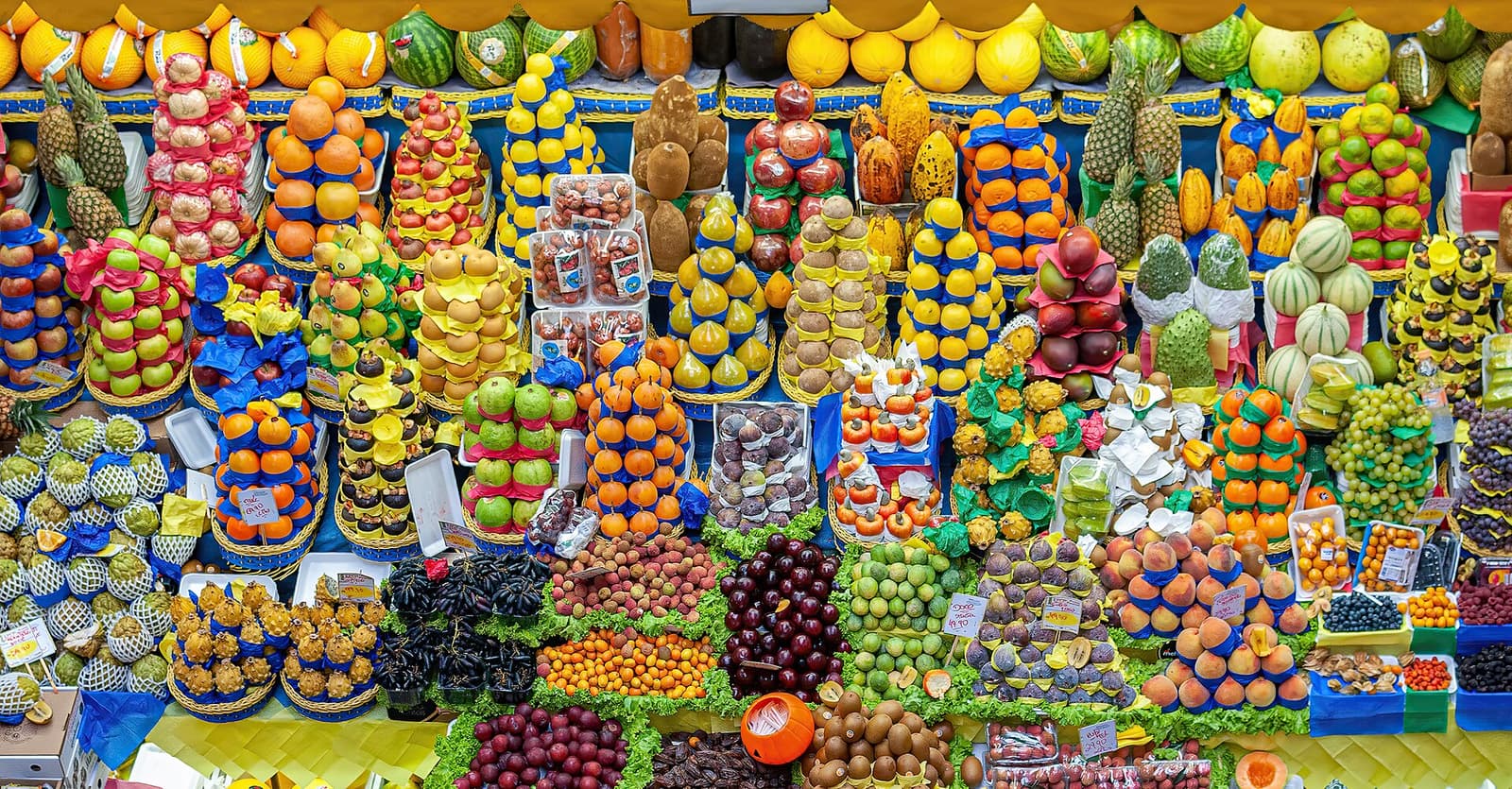 Fruits tropicaux empilés sur l'étal d'un primeur au Mercado Municipal de São Paulo